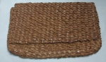 ANDREA SALETTO - Excepcional e Grande bolsa de mão estilo carteira, confeccionada em couro natural de extrema qualidade trançado no tom cru. Med.: 34 X 22 cm.