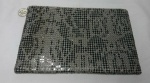 LE LIS BLANC - Bolsa de mão estilo carteira em malha de metal patinado no padrão malhado. Acabamento com medalhinha com inscrição: "LOVE".  Med.: 25 X 16 cm.