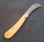 COLECIONISMO - Antigo podão retrátil em ferro com pega em madeira da marca Corneta. Med.: 21 cm.