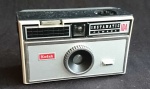COLECIONISMO - Antiga câmera fotográfica, marca: KODAK - Instamatic 104. Acondicionada em case de couro. Não foi testada. Vendida no estado. Med.: 11 X 8 cm.