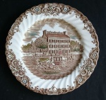Antigo prato em faiança inglesa, manufatura: Johnson Brothers - Georgian Town House -  Heritage Hall -  em tons de marrom e branco. Borda recortada. Med.: 25 cm.