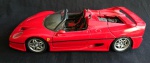 COLECIONISMO - Miniatura de carro em metal e plástico rígido no tom vermelho - Ferrari F 50, marca: Maisto. Med.: 25 X 10 cm.