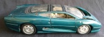 COLECIONISMO - Miniatura de carro em metal e plástico rígido no tom verde - Jaguar XD 220, marca: Maisto. Med.: 28 X 10 cm.
