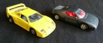 COLECIONISMO - Duas (2) Miniaturas de carros em metal e plástico rígido - Ferrari  Marcas do tempo. Med. maior: 11 X 5 cm.