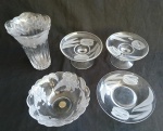 Cinco (5) peças em demi cristal, com decoração fosca em motivos florais, sendo: 1 vaso, 2 trufeiras, 1 bowl e 1 centro de mesa.. Med. maior: 16 X 11 cm.