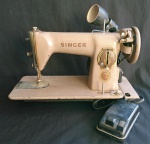 Antiga máquina de costura em ferro - Marca: "SINGER" - esmaltada no tom bege. Marcas do tempo. Não foi testada. Vendida no estadp. Sem garantia. Med.: 42 X 37 X  20 cm.