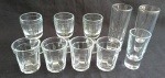 Conjunto com dez (10) copos em vidro para drinks, de diferentes modelos e tamanhos, acondicionados em embalagem original. Med. Maior: 10 cm.