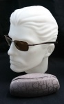 CALVIN KLEIN - Óculos de sol masculino com armação e lentes no tom marrom. Acondicionado em estojo original.  Med. caixa: 16 X 6 cm.