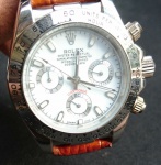 ROLEX - Relógio de pulso suíço masculino - Rolex Cosmograph Daytona - com pulseira original de couro no tom marrom. Apresenta marcas do tempo. Med. total: 19 X 5 cm.