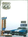 Curioso e grande espelho decorativo, no estilo vintage, com estampas típicas de épocas - "Route 66" - "Lariat" - "Loodge" - e Mustang azul. Apresenta cantoneiras em acrílico translúcido e duas argolas em metal para fixação na parede. Med.: 60 X 40.