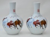 Imponente par de vasos bojudos em porcelana chinesa, decorados com estampa de cavalos em alegoria, sobre fundo branco. Med.: 59cm alt X 30cm diâm X 11cm diâm (boca).