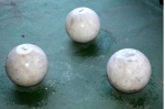 Três (3) pesadas bolas para jardim em mármore. Med.: 26 cm de diâmetro.