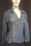 HERING - HRNG - Jaqueta feminina em black jeans. Fechamento com zíper enviesado. Recortes frontais e pala. Tam.: M. Pouco uso ou nenhum uso.