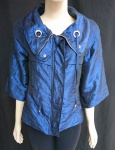 SHOP 126 - Blusão / jaqueta feminina em poliéster (60%) e poliamida (40%), no tom azul. Grande gola. Fechamento com zíper. Manga 3/4. Tam.: 40. Sem uso ou pouco uso.