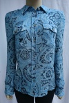 ELLE ET LUI COLLECTION - Camisa feminina em crepe de seda no padrão estampado, em tons de azul. Dois bolsos frontais com abas e botões. Tam.:40. Pouco uso ou nenhum uso.