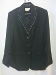 ELLE ET LUI - Elegante blazer feminino em poliéster (100%), no tom preto. Gola e botões com acabamento em cristais austríacos. Tam.: 44. Pouco uso ou Nenhum uso.