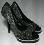 CARMEN STEFFENS - Sapato feminino em couro no tom preto, com cristais. Ponteira aberta. Salto alto com plataforma. Tam. : 37. Pouco uso ou nenhum uso.