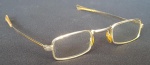 Antigo óculos de grau em plaque d´or. Acondicionado na embalagem prateada. Med.: 12 cm; e Med. case: 12,5 cm.