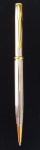 COLECIONISMO - Caneta esferográfica com estrutura em metal prateado com caneluras e detalhes em dourado. Med.: 13,5 cm.