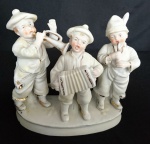 Grupo escultórico europeu, provavelmente alemão, confeccionado em biscuit, representando musicistas. Um das cabeças com restauro. Med.: 12 X 12 cm.