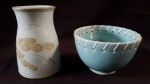 Duas peças em cerâmica sendo, 1 vaso decorado com folhagem e bowl turquesa com trançados. Med maior.:18 x 12 cm.
