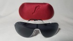CHILLI BEANS - Óculos de sol original, com armação em metal laqueado no tom branco e lentes fumê. Acondicionado em case original. Med.: 15 x 6 cm.