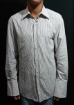 VALENTINO - Camisa masculina italiana em algodão, no padrão listrado. Tam.: 41 - 16 (EUR); 41 (Brasil). Pouco uso ou nenhum uso. PREÇO NA LOJA : R$ 1440.00