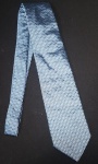 Gravata importada em seda no tom azul, com pequenos riscos em branco.