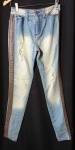 FAST - ESPAÇO FASHION - Calça feminina em jeans delavé destroyed. Faixa lateral em couro ecológico marrom. Tam.: P / M. Pouco uso ou nenhum uso.