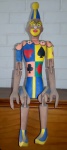 ART POPULAR - PRADOS/MG - Escultura em madeira policromada, representando "Palhaço". Braços e pernas articulados. Med.: 51 cm. ESTAMOS OFERECENDO O PAR NO LOTE SUBSEQUENTE.