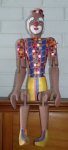 ART POPULAR - PRADOS/MG - Escultura em madeira policromada, representando "Palhaço".  Braços e pernas articulados. Med.: 51 cm. ESTAMOS OFERECENDO O PAR NO LOTE ANTERIOR.