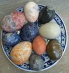 Dez (10) ovos em pedras brasileiras naturais de diferentes cores e tamanhos. Não acompanha o prato.