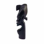 ARTE AFRICANA - Antigo busto de nativa esculpido em madeira nobre,  maciça e polida. Exemplar de coleção e em excelente estado de conservação. Dimensões: 26,5 cm x 9 cm x 9 cm.