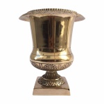 Elegante  e robusto vaso Médice em bronze polido, rematado com detalhes em arabescos. Exemplar antigo e em perfeito estado de conservação.Dimensões: 20,5 cm x 17 cm.