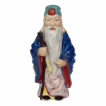 Monge portando cajado em uma das mãos, feito em porcelana Oriental esmaltada e  vitrificada. Exemplar possivelmente dos anos 60. Estatueta de coleção e em perfeito estado de conservação. Dimensões: 21 cm x 11 cm.
