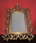 Suntuoso e antigo espelho de mesa em bronze maciço com belíssimos arabescos em toda superfície. Dimensões: 40 cm altura x 28 cm largura / Área do espelho: 20 cm x 14 cm.