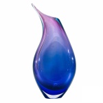 MURANO - Robusto Centro de mesa, translúcido, nas cores azul e violeta. Design contemporâneo. Exemplar de coleção e em  perfeito estado de conservação.Dimensões: 40 cm x 18 cm x 14 cm.