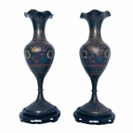 Antigo par de vasos Indianos em metal dourado com pátina natural. Bordas onduladas e desenhos geométricos em baixo relevo por toda a superfície. Acompanha  peanha em madeira nobre talhada. Exemplar em excelente estado de conservação. Dimensões: 27 cm altura.