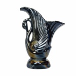Antiga floreira em cerâmica esmaltada na cor azul no formato de Cisne e com belíssimo efeito  furta-cor. Exemplar em excelente estado de conservação. Dimensões: 26,5 cm x 21 cm x 9 cm.