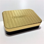 Exclusiva Caixa em metal da Marca Paco Rabanne. Na cor preto e tampa estilizada na cor dourado. Dimensões: 27 cm x 19 cm x 8 cm.