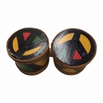 Bongô artesanal com símbolo do OLODUM. Dimensões: 20 cm x 8 cm.