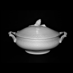 Grandiosa Sopeira em fina Porcelana Inglesa, anos 50, ornada com faixas estilizadas. Formato ovalado, bojo abaulado e alças rematadas por folhagens. Tampa abobadada, encimada por pega no formato de Flor do Campo. Exemplar em perfeito estado de conservação. Dimensões: 40 cm x 24 cm x 22 cm altura. Capacidade: 3 Litros.