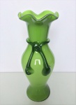 Belo vaso estilo Murano na cor verde Pera com bordas onduladas. Exemplar em perfeito estado de conservação. Dimensões: 22 cm altura.