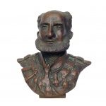 Antigo e robusto busto em bronze, rico em detalhes. Exemplar de coleção e em excelente estado de conservação. Dimensões: 15,5 cm x 15 cm x 8 cm. Peso aproximado: 1,5 Kg.