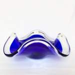 Belíssimo e grandioso centro de mesa em vidro estilo Murano na cor azul Royal. Borda  translúcida e onduladas: Exemplar em perfeito estado. Dimensões: 32 cm diâmetro x 13 cm altura.