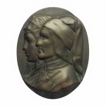 Antiga placa assinada P.B com imagem e inscrição em alto relevo dos bustos de Dante e Beatrice. Construído em metal cobreado, acompanha presilha na parte de trás para fixação em parede. Selo incrustado na parte traseira. Exemplar de origem Italiana e em excelente estado. Dimensões: 15 cm x 11 cm. Beatrice era uma jovem muito bela. Foi a musa de Dante no seu grande poema "A Divina Comédia".