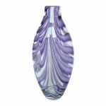 MURANO - Elegante Vaso translúcido rematado com linhas onduladas nas cores branco e violeta.  Exemplar antigo e em perfeito estado. Dimensões: 31 cm altura.