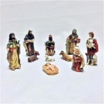 SANTINI - Grupo escultórico em resina Italiana, de alta qualidade representando Presépio. Total de 10 peças. Acompanha caixa original. Dimensão da maior peça: 10 cm altura.