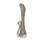 Solifleur em metal cinzelado, banhado à prata, no formato de Cisne. Exemplar antigo e em excelente estado de conservação. Dimensões: 18 cm.