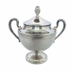 EBERLE - Elegante açucareiro em metal banhado à prata, anos 60. Alças estilizadas e pega no formato de pinha. Base circular. Exemplar em excelente estado de conservação. Dimensões: 14 cm x 13,5 cm . Capacidade: 200 g.